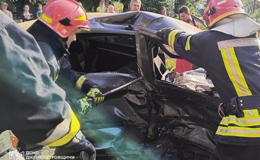 У Жовтих Водах зіткнулися Tesla та Skoda Octavia: загинула пасажирка однієї з автівок