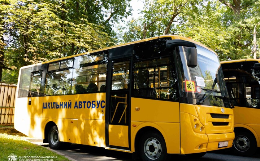 В Дніпропетровській області школам передали ще п’ять нових автобусів