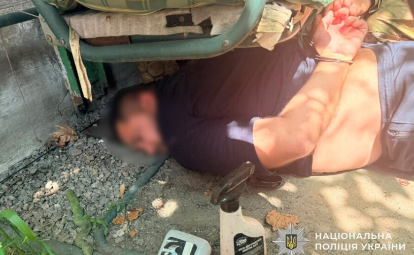 У Павлограді поліцейські затримали двох чоловіків за підозрою у вимаганні 5 тисяч доларів та двох автомобілів