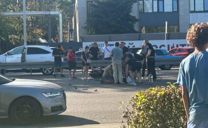У Дніпрі зіткнулися автомобіль та два мотоцикли: є постраждалі