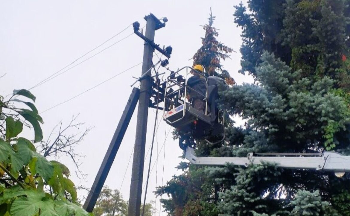 На Дніпропетровщині через негоду без світла залишаються 23 тисячі споживачів