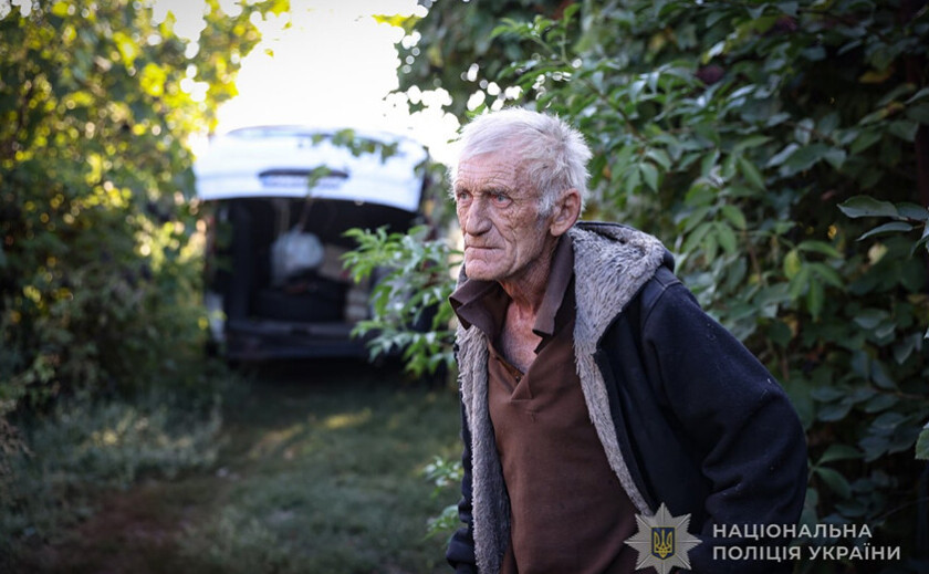 Поліцейські під дронами евакуювали трьох літніх жителів Новомиколаївської громади