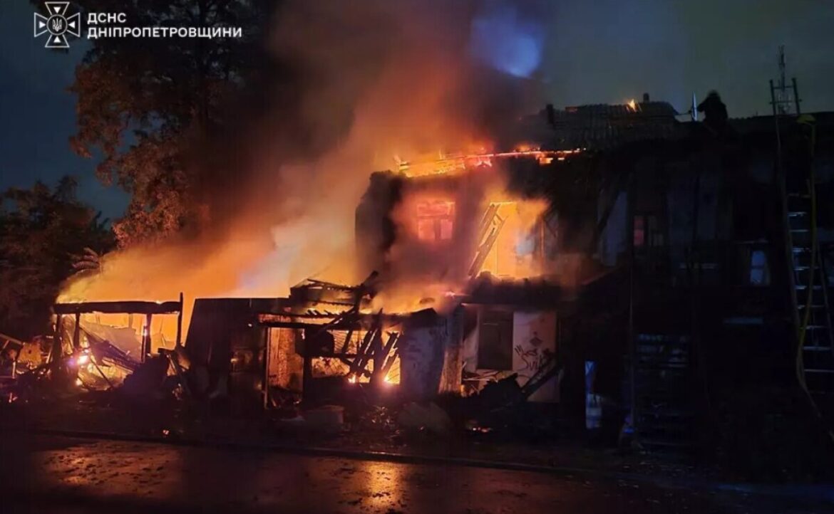 У Дніпрі вночі загорівся багатоквартирний будинок
