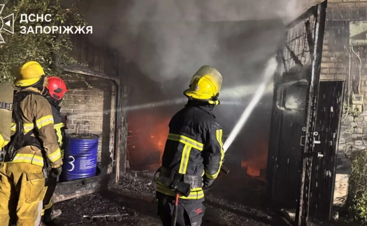 У Запоріжжі під час пожежі ледь не загинув чоловік та вигоріли вщент 2 автомобілі