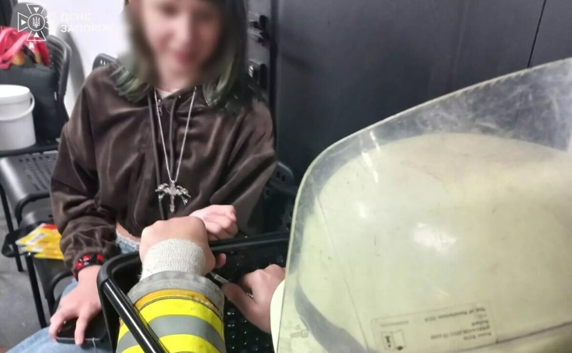 У Запоріжжі рятувальники звільнили палець 10-річної дівчинки з пастки