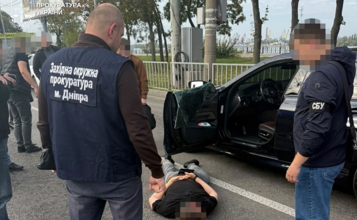 У Дніпрі комунальника затримали на хабарі в $12 тисяч за «вирішення питання» із землею