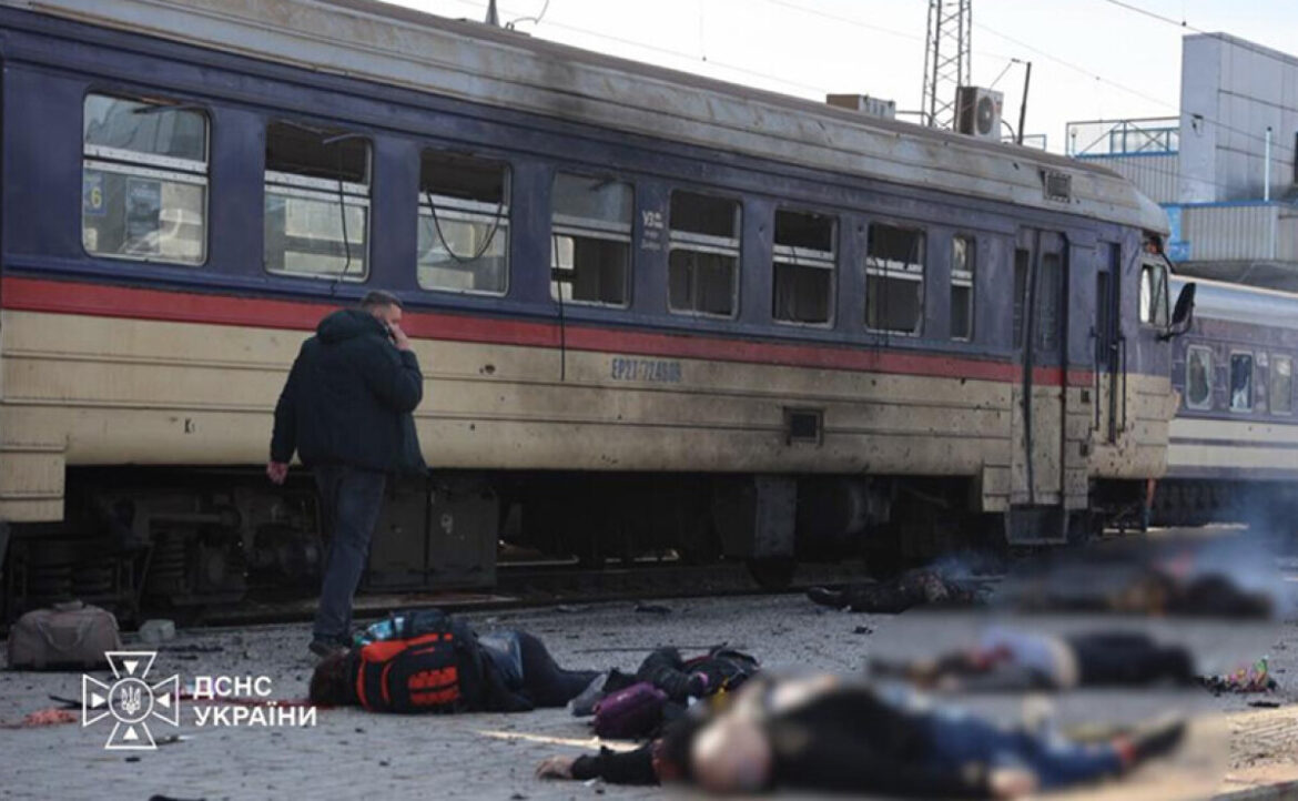 Ворожий удар по залізничному вокзалу у Дніпрі: 13 людей загинули, ще 13 поранені