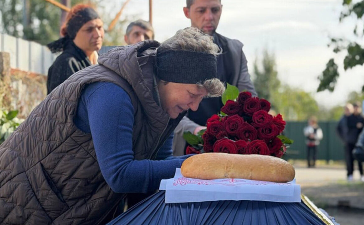 У Синельниковому попрощалися з 15-річним хлопцем, який загинув через удар рф по відділенню «Нової пошти»