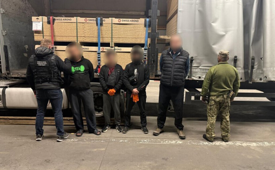 Сховав трьох чоловіків серед пиломатеріалів: на Буковині прикордонники викрили спробу незаконної втечі з країни