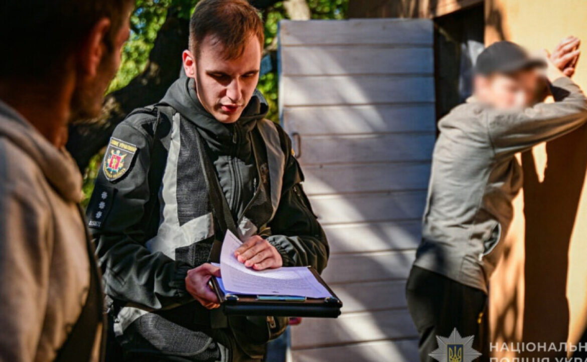 У Запоріжжі двох чоловіків підозрюють у збуті канабісу та нарковмісних препаратів