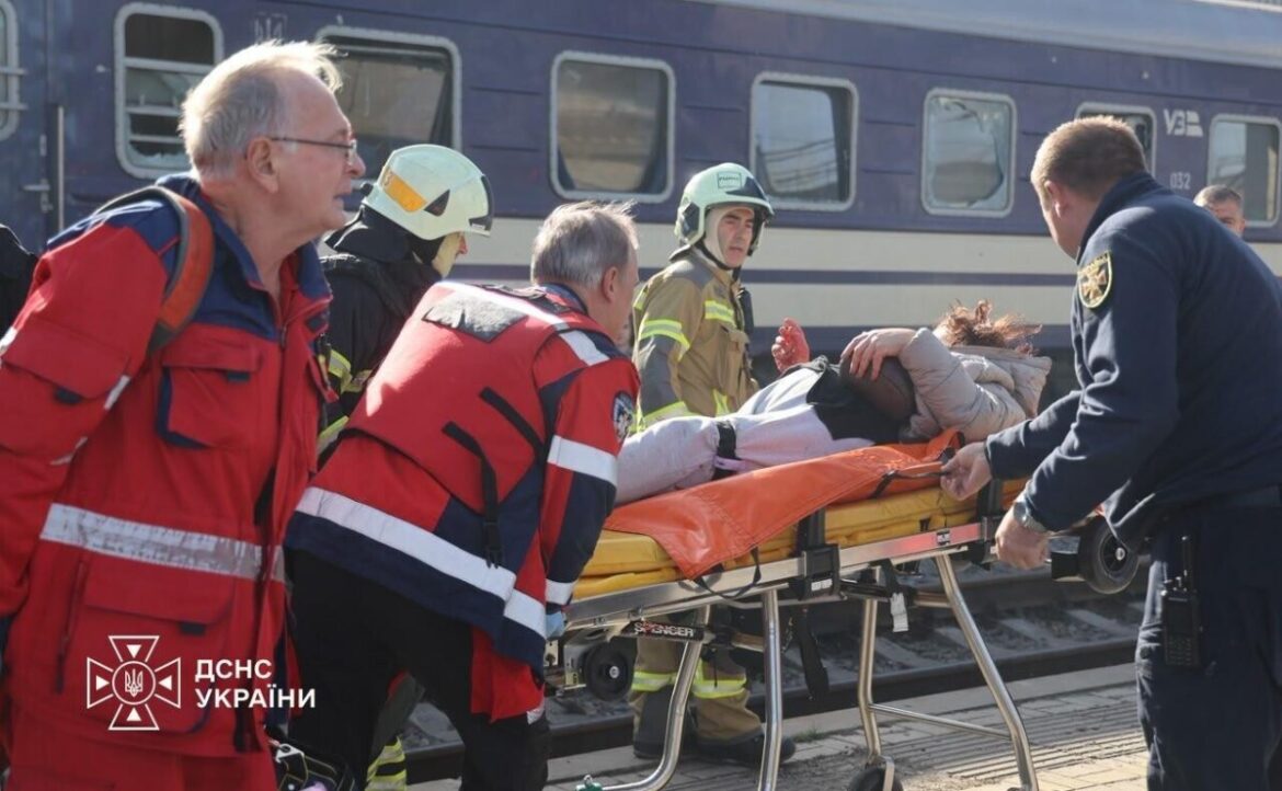 Після удару по вокзалу Дніпра в лікарнях залишаються 11 поранених, серед них дитина