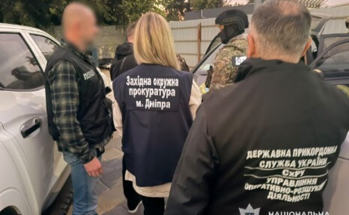 За 11,5 тис доларів організовували незаконне переправлення чоловіків через кордон: двом фігурантам повідомили про підозру