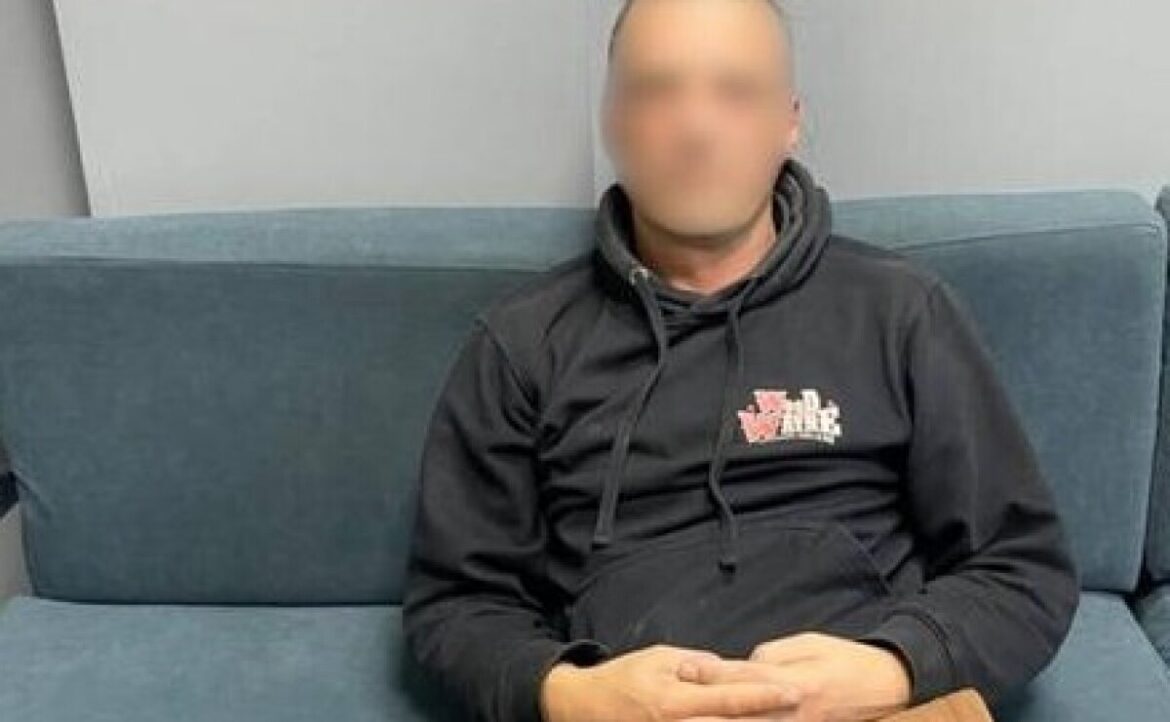 У Кривому Розі поліцейські охорони затримали чоловіка, який пошкодив вітрину магазину