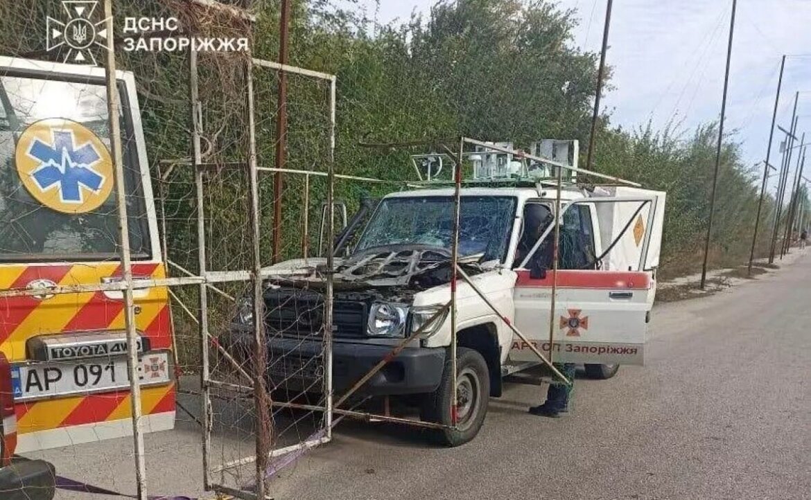 У Запоріжжі російський дрон атакував автомобіль саперів ДСНС