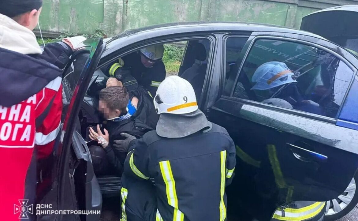 У Кам’янському ЗАЗ Vida зіткнувся з причепом вантажівки: водія затисло в салоні