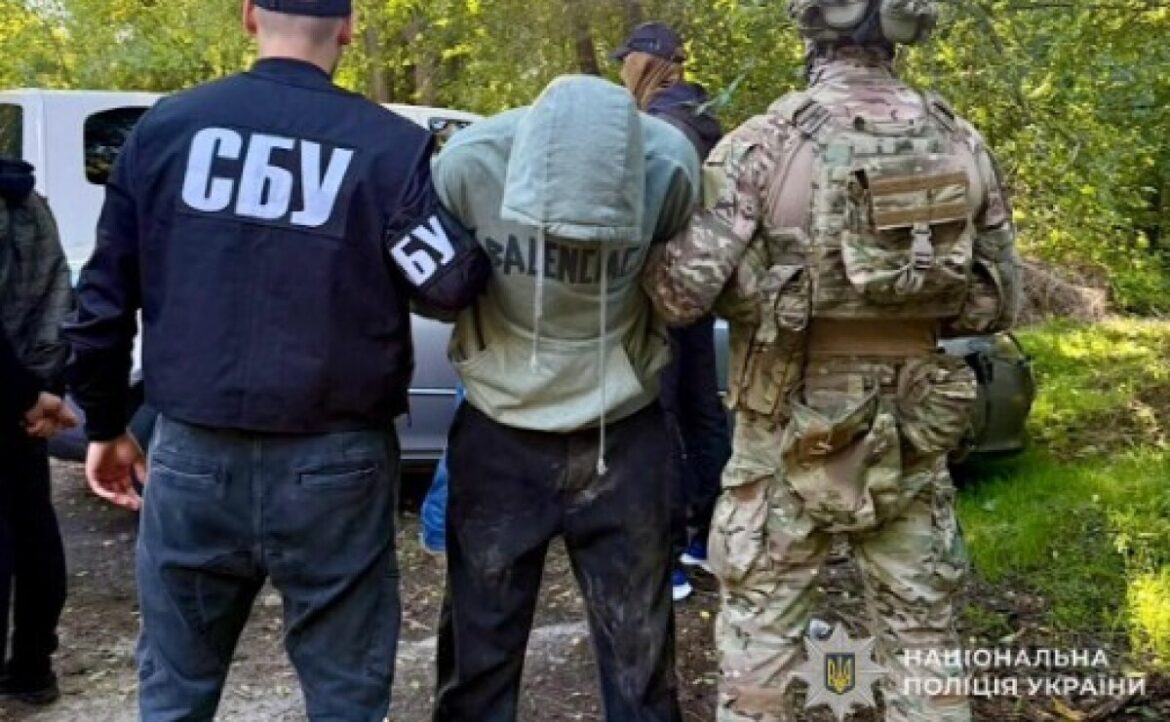 У Дніпрі поліцейські спільно з СБУ викрили чоловіка, причетного до незаконного збуту зброї та боєприпасів